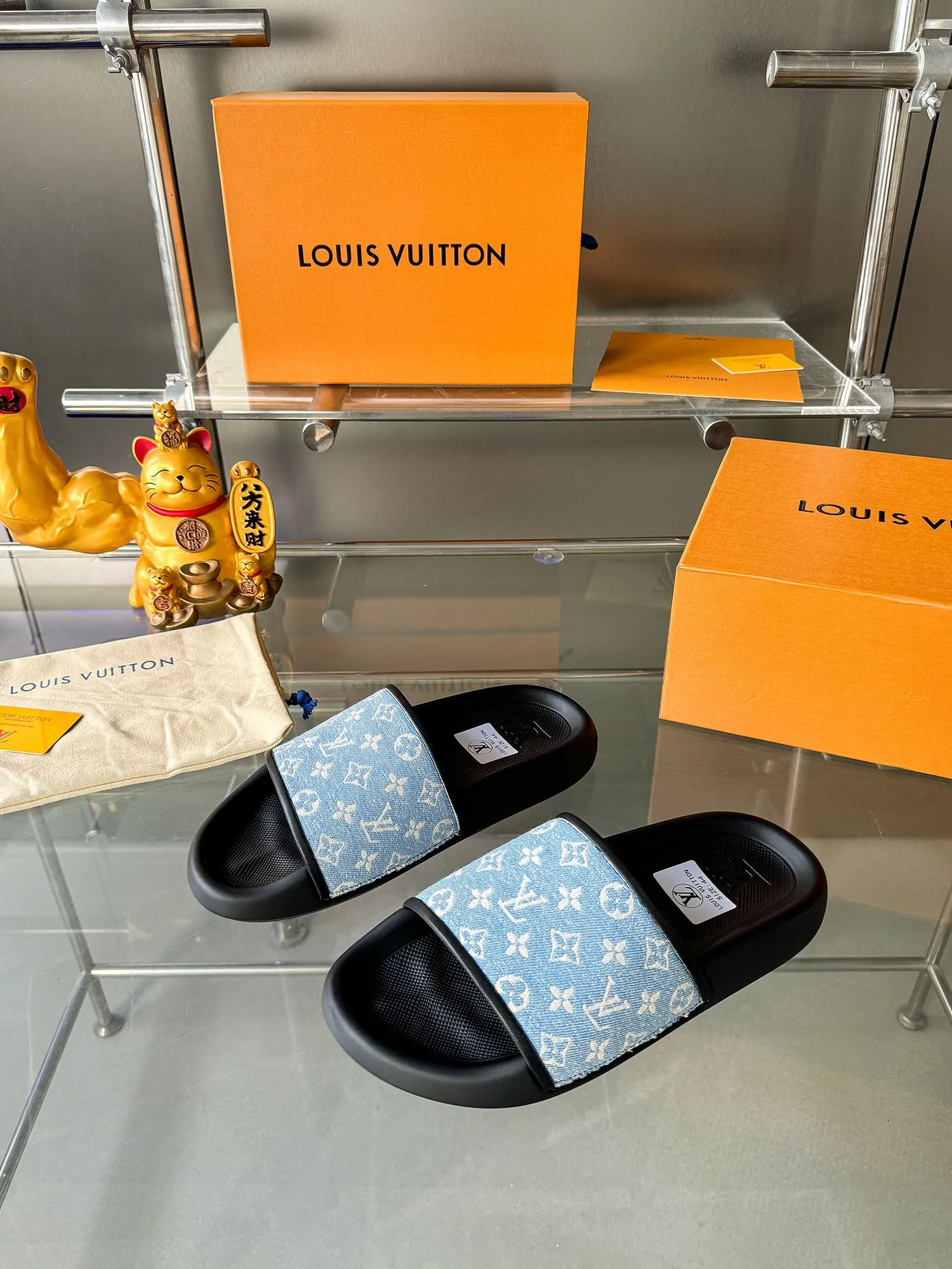 [L Home] P: 300💰 ▪️Shoe size: Women's 35-40 Men's 38-46▪️Packaging: Counter top quality~original packaging Louis Vuitton lv couple's monogram embossed slippers This season, Waterfront sandals return with a new look, and the upper buckle is embossed with Louis Vuitton's iconic Monogram pattern. Made of waterproof rubber with a comfortable and resilient insole. The lightweight, flexible outsole is embossed with the Louis Vuitton logo. Exquisitely packaged at the delivery counter 🛍📦 ▪️Fabric: Original molded rubber foam ▪️Sole: Original molded rubber foam outsole ▪️Sole thickness: 3CM.